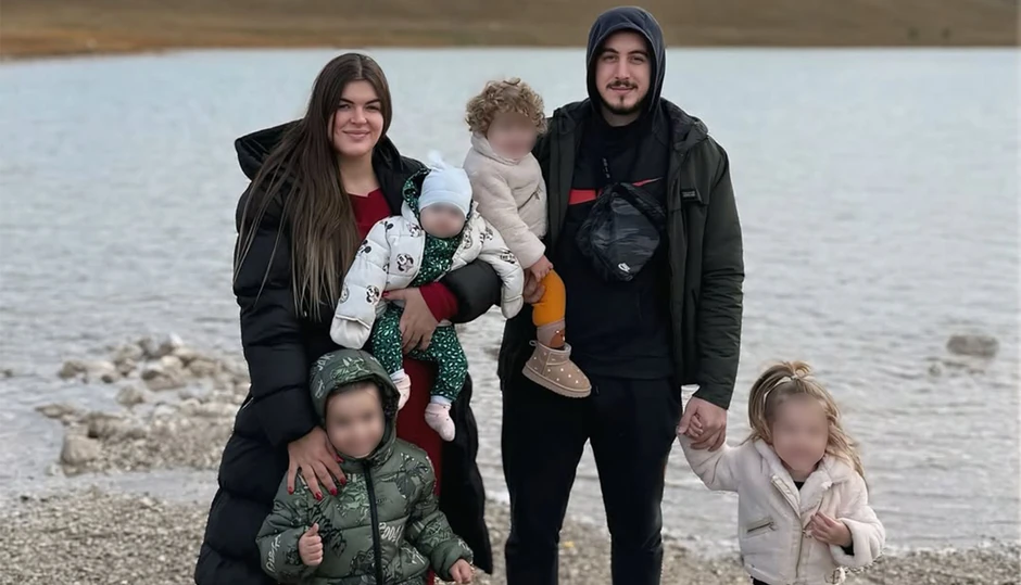 Bivša zadrugarka rodila četvoro dece: Objavila porodičnu sliku sa mužem ispred manastira Ostrog