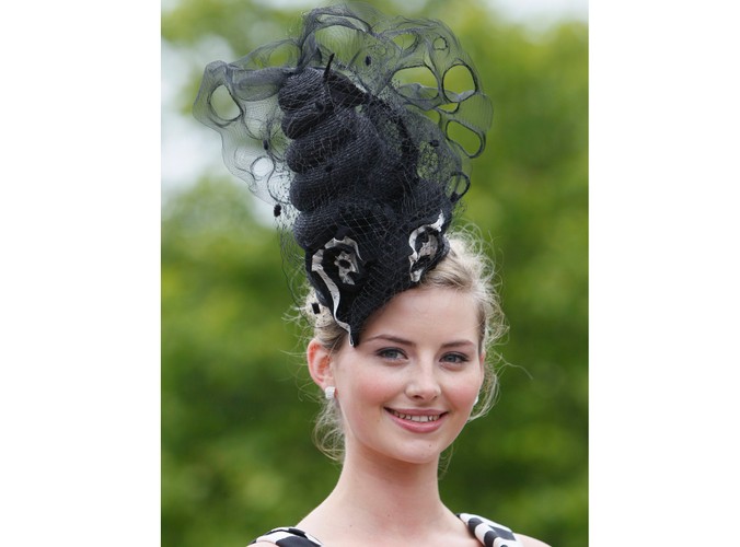 Jeden z kapeluszy drugiego dnia wyścigów konnych w Ascot