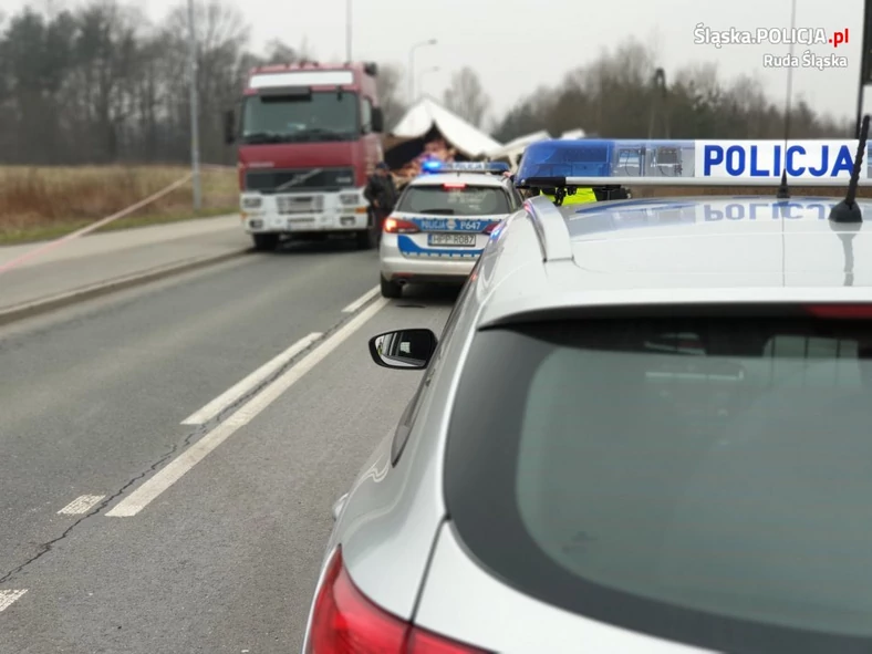 Wypadek ciężarówki z naczepą chłodnią w Rudzie Śląskiej