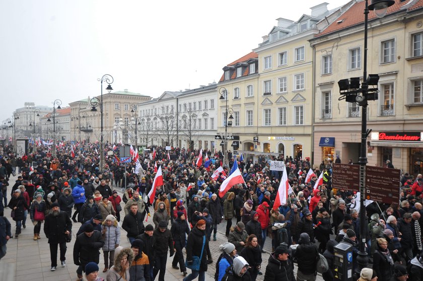 Tymczasem na ulicach Warszawy wielotysięczny tłum protestujących