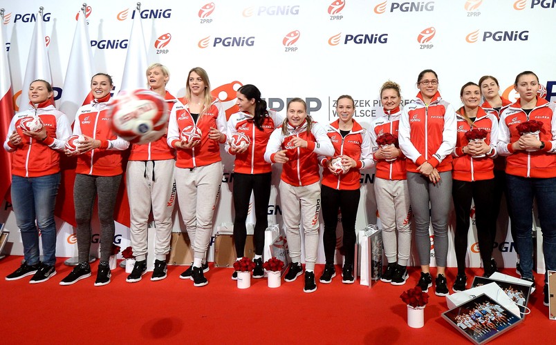 Premier Beata Szydło powitała polskie piłkarki ręczne na lotnisku Okęcie