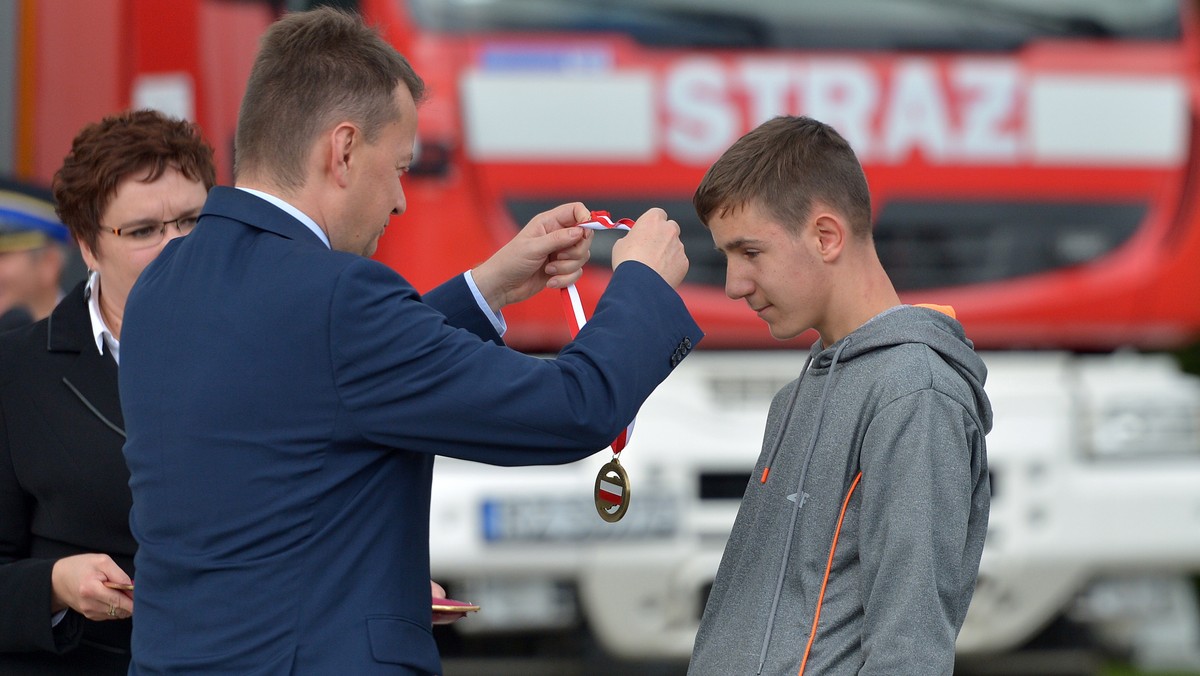 Medal Młodego Bohatera 14-letniemu Mateuszowi Królowi, uczniowi Szkoły Podstawowej nr 19 w Rzeszowie, wręczył dzisiaj w Przemyślu minister spraw wewnętrznych i administracji Mariusz Błaszczak. 14-latek uratował 29-letniego mężczyznę.