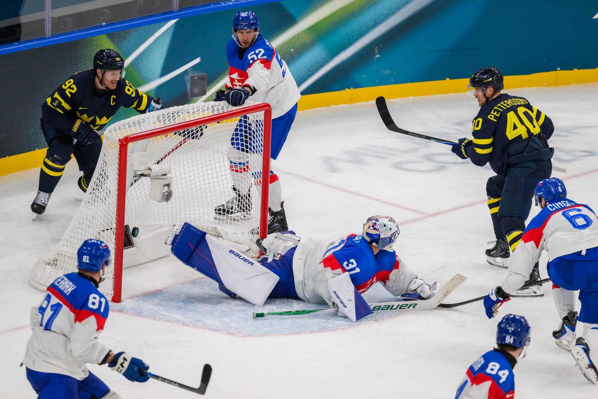 Zľava Erik Černák (Slovensko), Gabriel Landeskog (Švédsko), Martin Marinčin (Slovensko), brankár Samuel Hlavaj (Slovensko), Elias Pettersson (Švédsko) a Lukáš Cingel (Slovensko). 