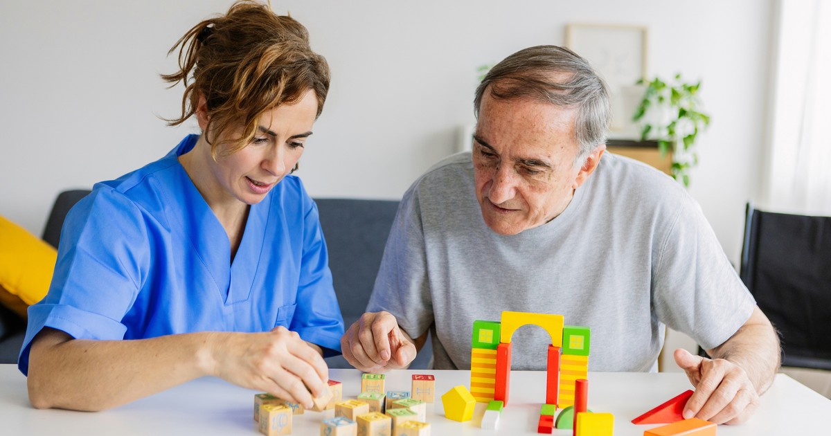 Ten objaw demencji długo ignorowano. Pojawia się szybciej niż utrata pamięci