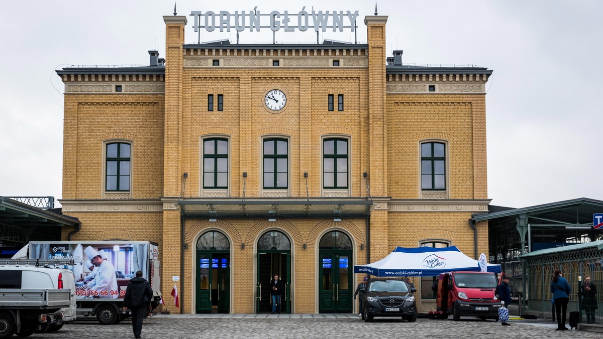 Sala Tradycji Kolejnictwa powstaje na dworcu Toruń Główny. Oficjalne otwarcie nastąpi wiosną, ale już teraz można zwiedzić izbę po wcześniejszym umówieniu z kustoszem. Na miejscu nie brakuje zabytkowych zegarów kolejowych, semaforów, lamp, czy starych biletów.