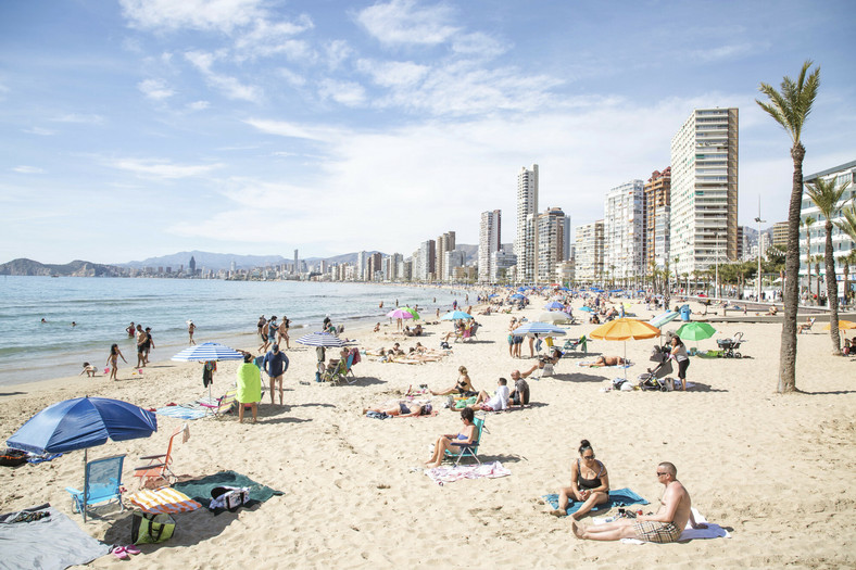 Plaża z turystami w Hiszpanii