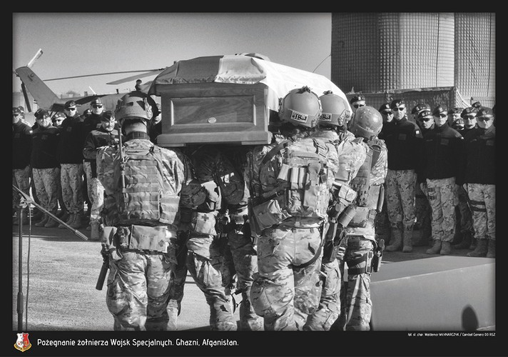 Pożegnanie żołnierza Wojsk Specjalnych. Polska misja w Afganistanie. Fot. st. chor. szt Adam Roik. Combat Camera DO RSZ