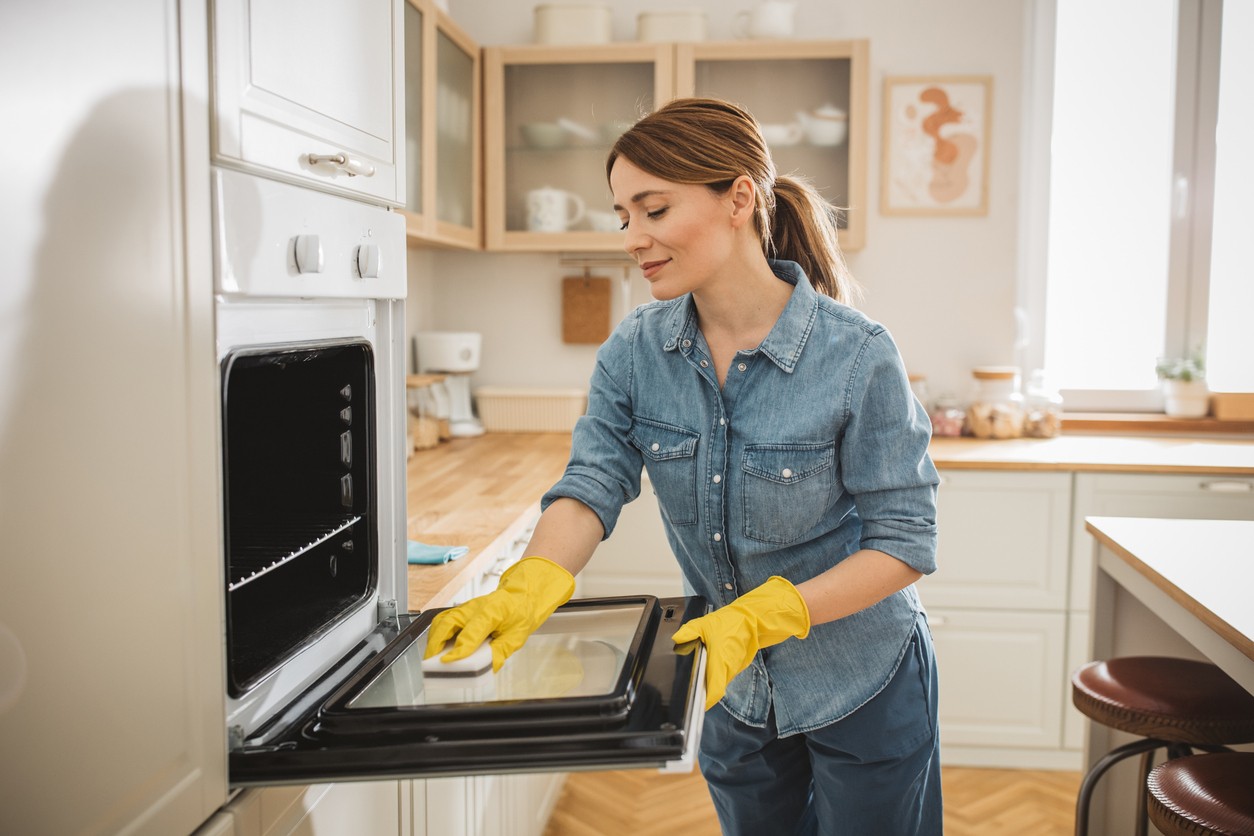 Na pripálené miesta v rúre naneste teplú vodu a nechajte ju desať minút pôsobiť.