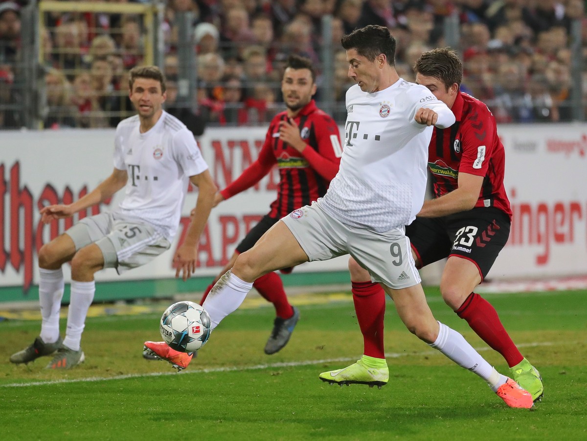 Liga niemiecka: Lewandowski z 19. golem. Bayern wymęczył trzy punkty [WIDEO]