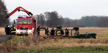 Potworna śmierć! Wjechał ciągnikiem do kanału, przygniotło go drewno