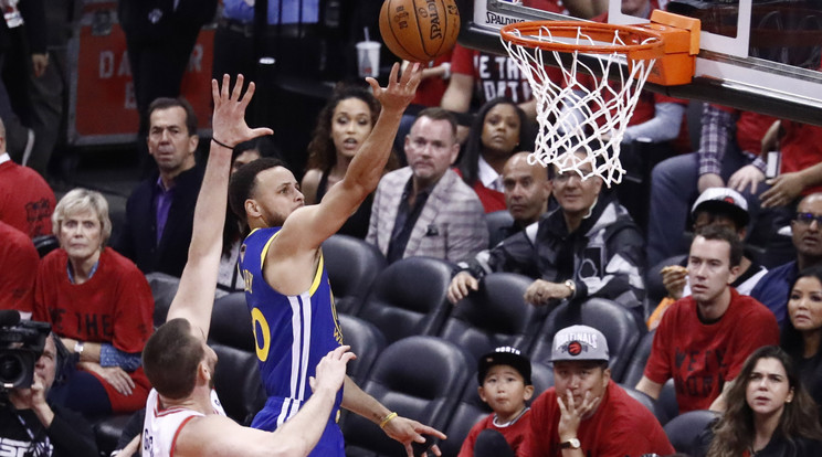 Curry (labdával) és a Golden-State 109-104- re verte a Torontót az NBA döntőjének második meccsén /Fotó: MTI/ EPA/ Larry W. Smith