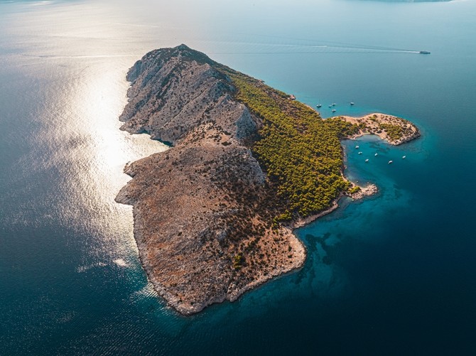 Jedna polovina ostrva je stenovita, a druga prekrivena zelenilom