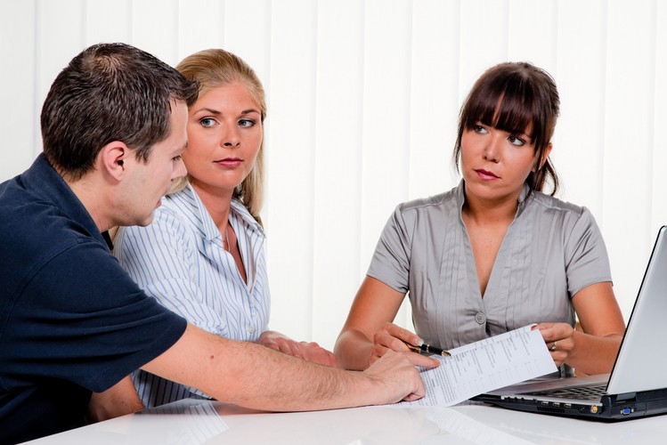 <strong>Współkredytobiorca </strong><br /><br />

Banki pozwalają, aby jeden kredyt mieszkaniowy wzięły nawet cztery osoby. Są też instytucje gotowe uwzględnić dochody nawet sześciu osób.

Dobierając kredytobiorców należy uwzględniać wiek osób, które dołączają do kredytu. Dlatego, że czas spłaty przeważnie dostosowany jest do najstarszej z osób wnioskujących o pieniądze. W efekcie zamiast na planowane 30 lat, bank zgodzi się pożyczyć na 15 lat. Taka zmiana od razu przełoży się na wysokość raty. Przy 100 tys. zł zamiast 507 zł będzie 765 zł i ostatecznie może skończyć się odmową, bo rata będzie za wysoka w relacji do dochodów. Zdarza się, że bank nie kładzie nacisku na wiek najstarszego kredytobiorcy, ale tylko w sytuacji gdy dochody najstarszej osoby nie mają decydującej roli dla uzyskania kredytu. Atrakcyjnym kompanem do kredytu nie będzie też np. osoba z licznymi, wysokimi zobowiązaniami lub niewielkimi zarobkami.