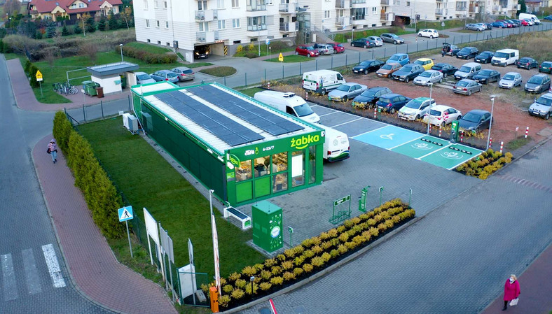 Ekologiczny sklep Żabka z ładowarką dla aut elektrycznych