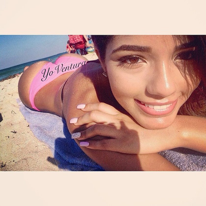 Yovanna Ventura pozuje na plażdy