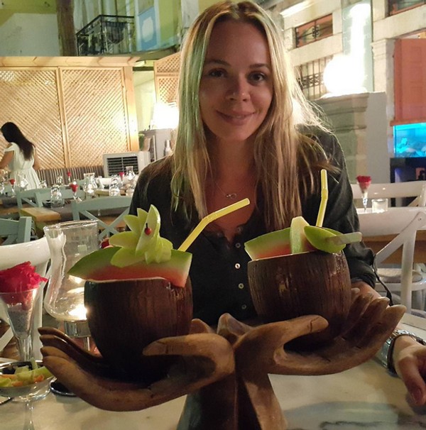 Napisao Je Ceci Najvece Hitove A Ona Je Njegova Ljubav Ova Plavokosa Lepotica Je Milijeva Zena