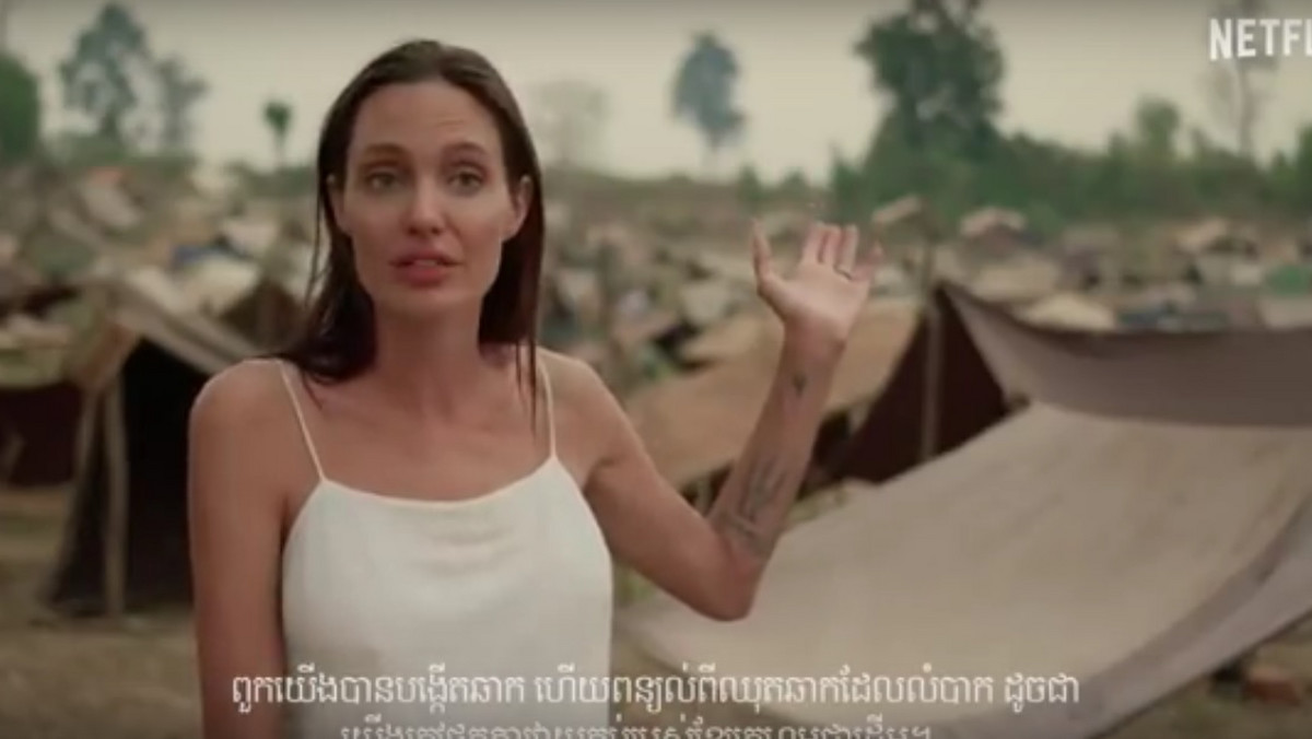 Angelina Jolie nakręciła film o ludobójstwie w Kambodży, które miało miejsce w latach 70. Obraz trafi na platformę Netflix. W internecie można zobaczyć zapowiedź filmu, opatrzoną wypowiedziami reżyserki.