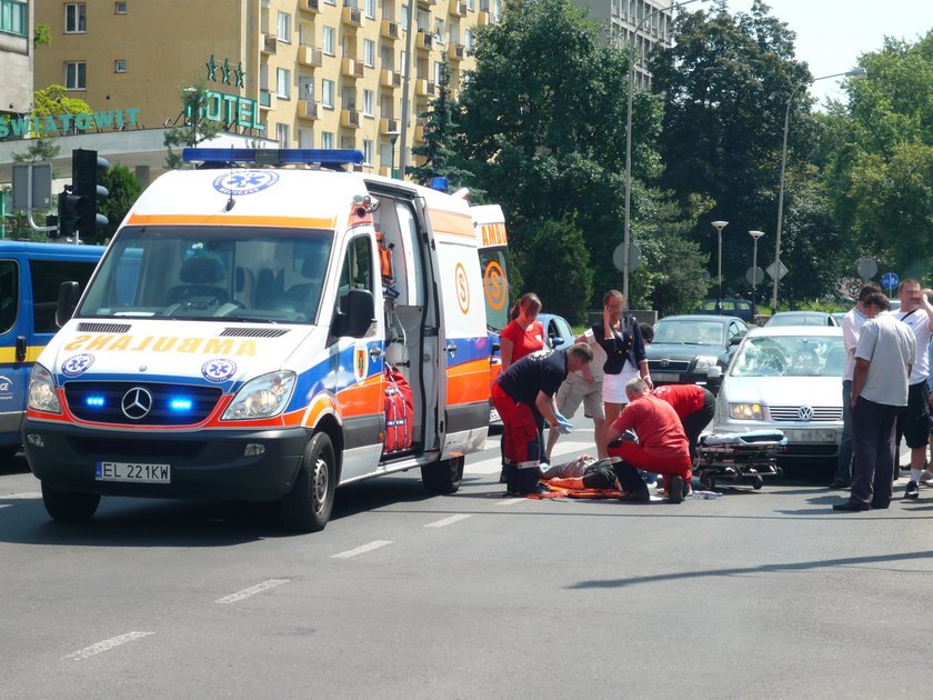 karetka i ratownicy podczas wypadku