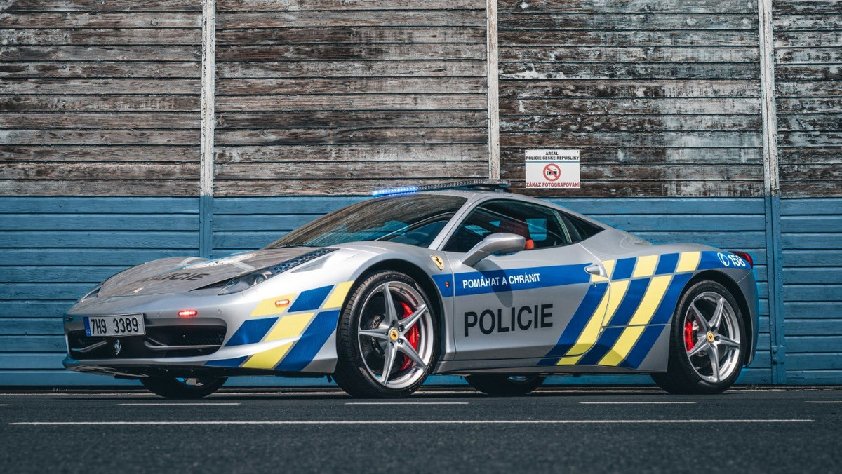 "Nadzwyczajne wsparcie" dla policjantów z Czech. Ferrari na służbie