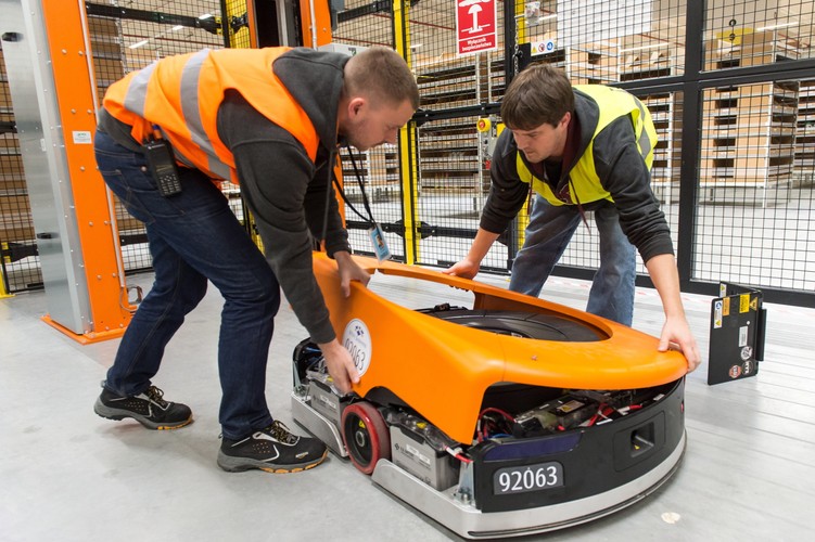 Amerykański koncern zapewnia, że roboty nie zabiorą pracy ludziom. Zatrudnienie w magazynie zamiast spaść – wzrośnie. Jak zapewnia producent, w związku z wdrożeniem nowego systemu pracę znajdzie tu dodatkowych 170 osób, w tym wykwalifikowani technicy i inżynierowie.<br><br><br> fot. (mk/cat) PAP/Maciej Kulczyński