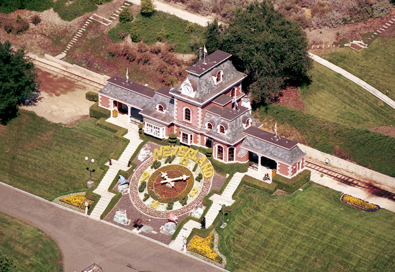 Neverland Valley Ranch - licząca ponad 1000 ha posiadłość Michaela Jacksona, na której terenie mieściły się m.in. wesołe miasteczko, zoo, sala kinowa, wioska indiańską i kolorowa kolejka, którą można było objechać cały teren rancza. To tu Paris spędziła pierwsze siedem lat życia