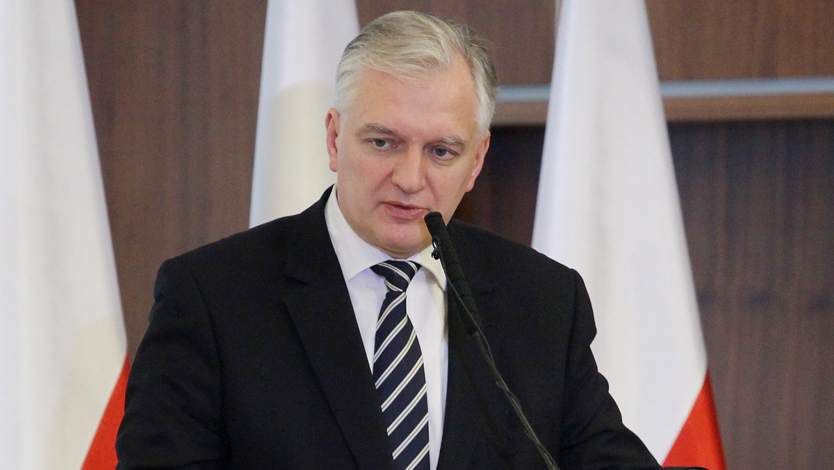 Minister sprawiedliwości Jarosław Gowin zaapelował w czwartek w Białymstoku do tych, którzy w katastrofie smoleńskiej doszukują się spisku czy zamachu, by jeśli nie potrafią szanować przedstawicieli rządu, przynajmniej szanowali polskie państwo, bo jest ono wspólnym dobrem.