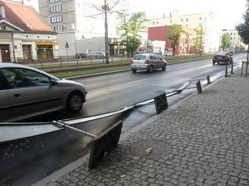 Barierki blokują chodniki w centrum Łodzi bo sypią się kamienice 