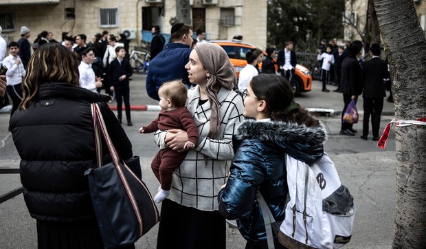 Roditelji ispred vrtića u Jerusalimu u kojem su preminule dve bebe