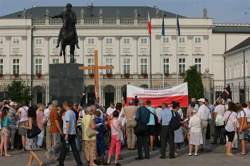 Jest już krzyż przed Pałacem Prezydenckim