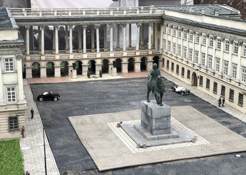 Warszawa. Pałac Saski i przedwojenne budynki w Parku Miniatur