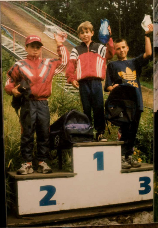 Rok 1998. Kamil na najwyższym stopniu podium zawodów w czeskiej Lomnicy nad Popelkou. 