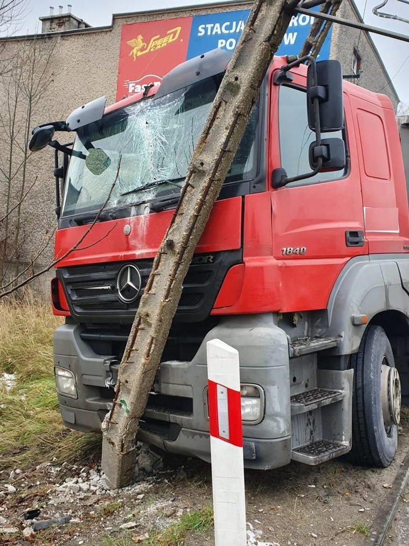 Autobus zmiótł przystanek. Wszystko przez oblodzenie drogi