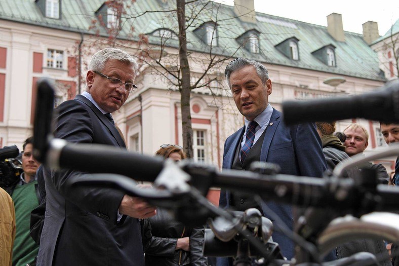 Jacek Jaśkowiak i Robert Biedroń na dziedzińcu Urzędu Miasta Poznania