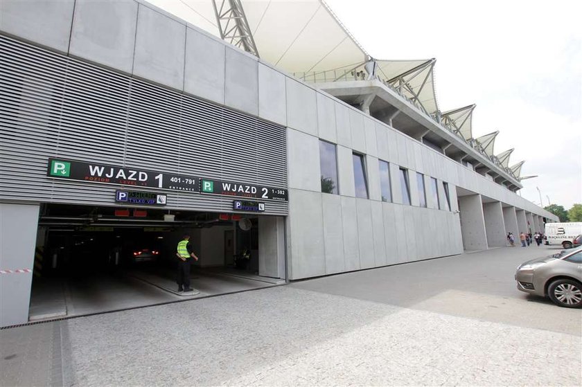 Działacz PZPN chciał wwieźć alkohol na stadion