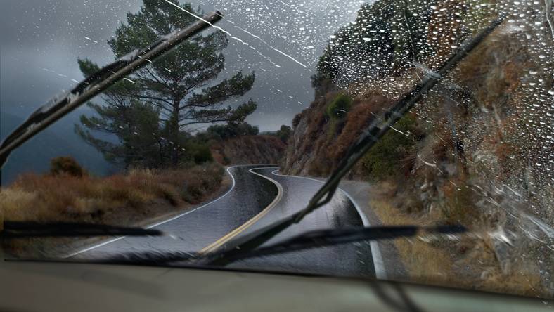 Większość kierowców obawia się jazdy w deszczu