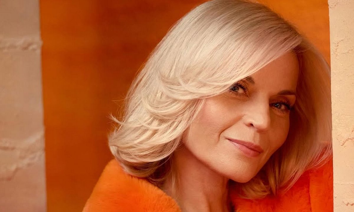 Małgorzata Foremniak w garniturze i piórach. Trudno oderwać wzrok