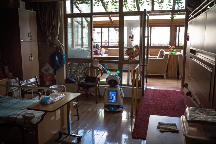 Jednym z głównych zadań robotów jest zapamiętywanie i aktualizacja indywidualnych harmonogramów podawania leków. Dzięki nim każdy senior otrzymuje leki w odpowiednich dawkach i o właściwej porze. 
<br><br><br> Fot. EPAROMAN PILIPEY