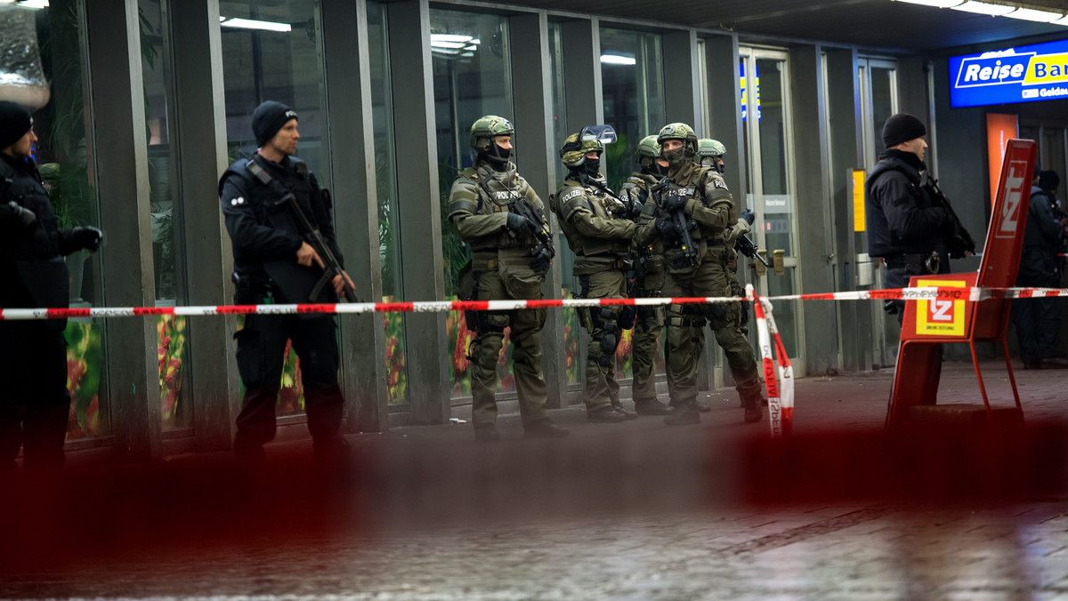 - W przygotowanie samobójczych zamachów bombowych w Monachium było zamieszanych od pięciu do siedmiu osób – twierdzi szef policji Hubertus Andrae. Minister spraw wewnętrznych Bawarii Joachim Herrmann oświadczył w nocy, że "za zamachami stoi Państwo Islamskie".