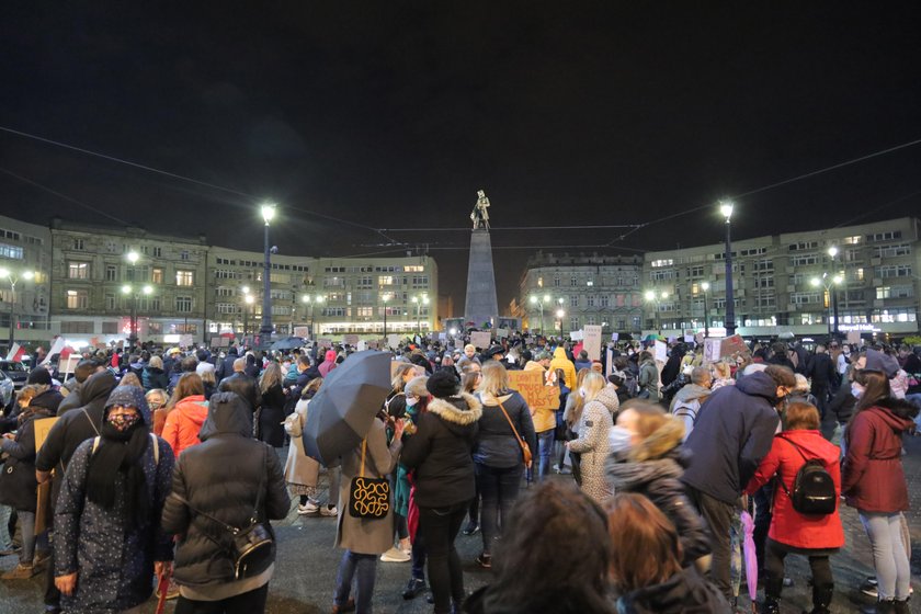 Emocje sięgają zenitu. Masowe protesty po wyroku ws. aborcji kontra apel premiera