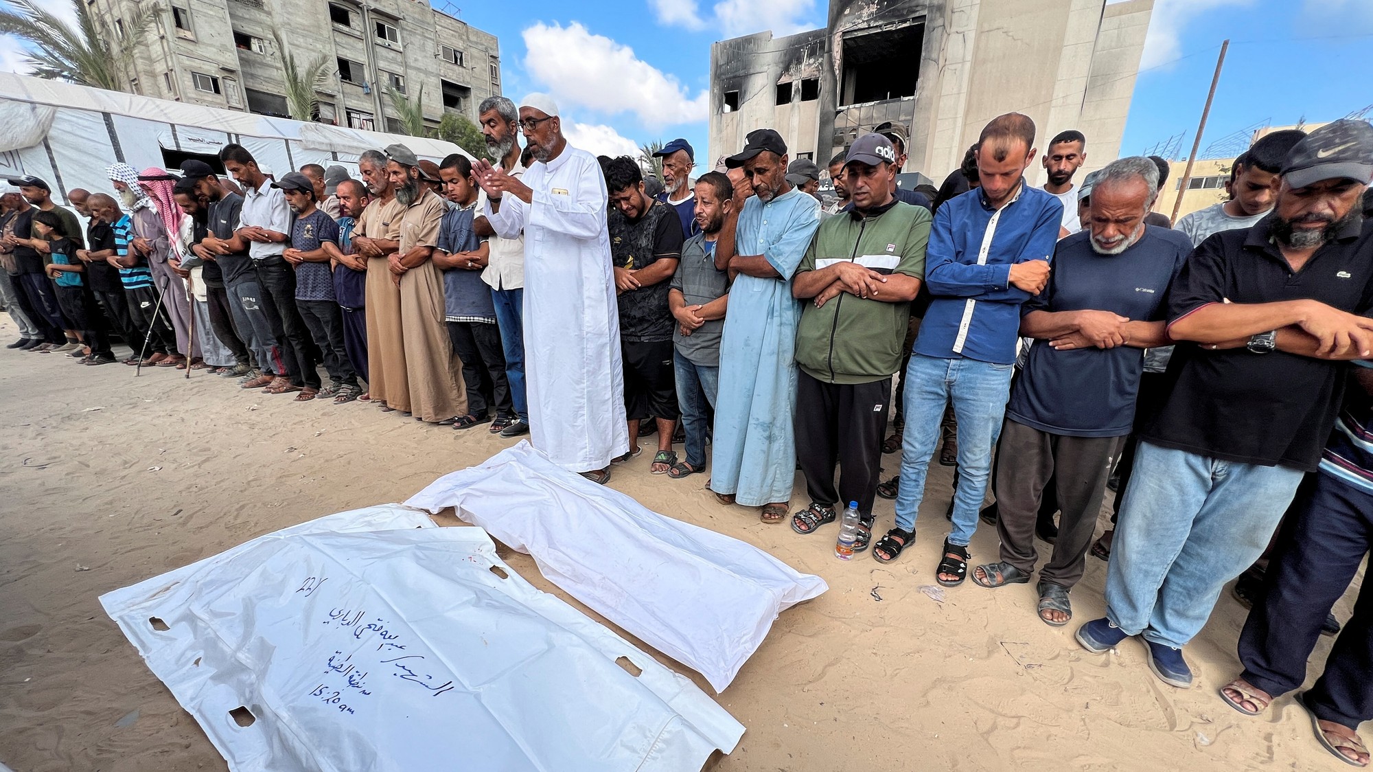 Pohreb Palestínčanov, ktorých pri hľadaní pomoci zabila izraelská paľba.