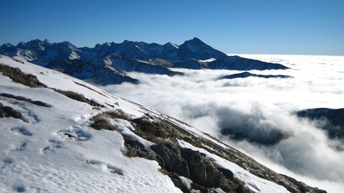 Tatry, śnieg, niska temperatura, a także sporo lodu. W tych pięknych okolicznościach przyrody sześciu śmiałków postanowiło wyjść na Przełęcz pod Kopą Kondracką... w adidasach. Na nic zdają się więc apele służb, które proszą o rozwagę i dobre przygotowanie przed wyruszeniem w Tatry.