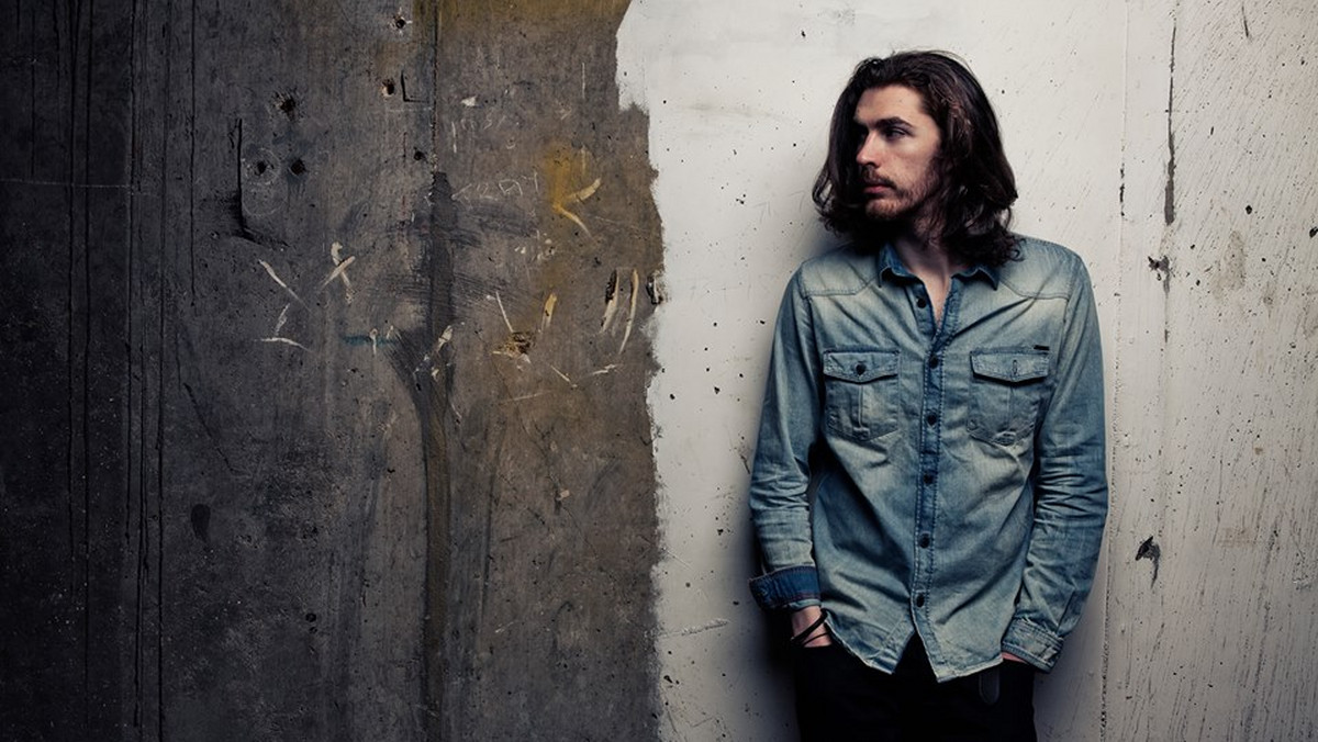 "Take Me To Church", wielki przebój ostatnich dwóch lat, stał się koniem trojańskim, w którym jego autor, Hozier, wjechał do kościoła. Początkowo piosenka wzbudzała powszechny zachwyt, nawet u duchownych. Wielu fanów było w szoku, gdy orientowali się, że ta piękna ballada opowiada o zakazanym przez Kościół pożądaniu.