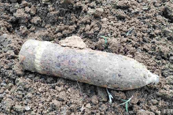 (FOTO) "NIKO NIJE MOGAO DA POVERUJE ŠTA SE DESILO" Bomba izorana u vinogradu kod Jagodine, meštani u panici: Policija odmah reagovala