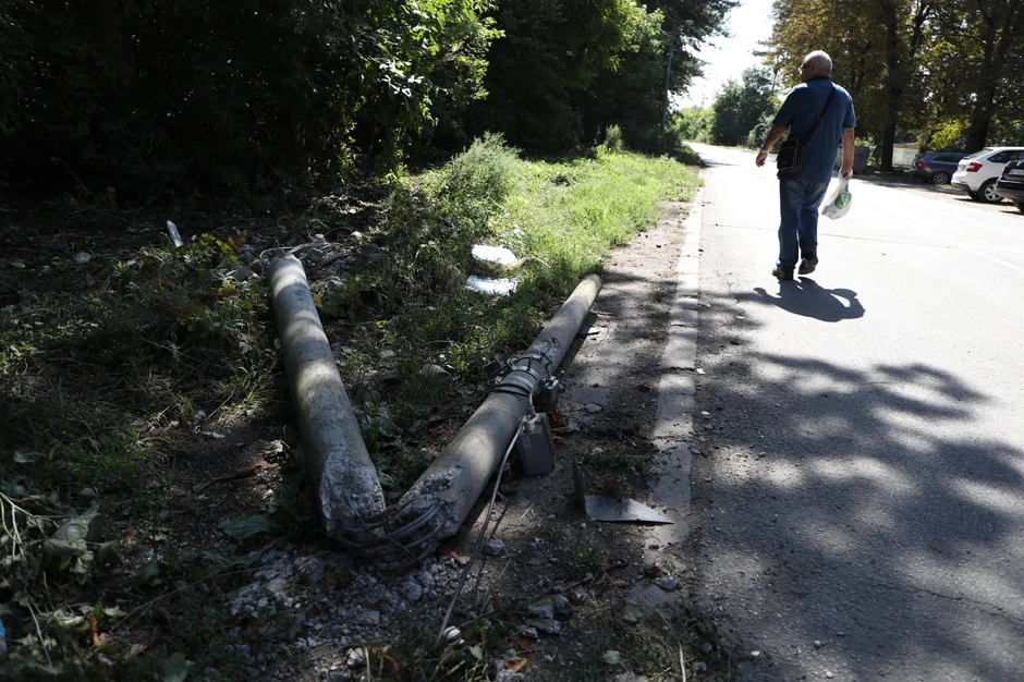 Polomljena bandera i lične stvari putnika svedoče o žestini udarca