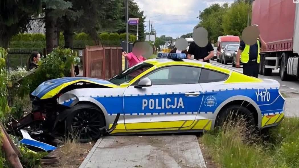 Policajný Mustang skončil po zrážke v plote. 