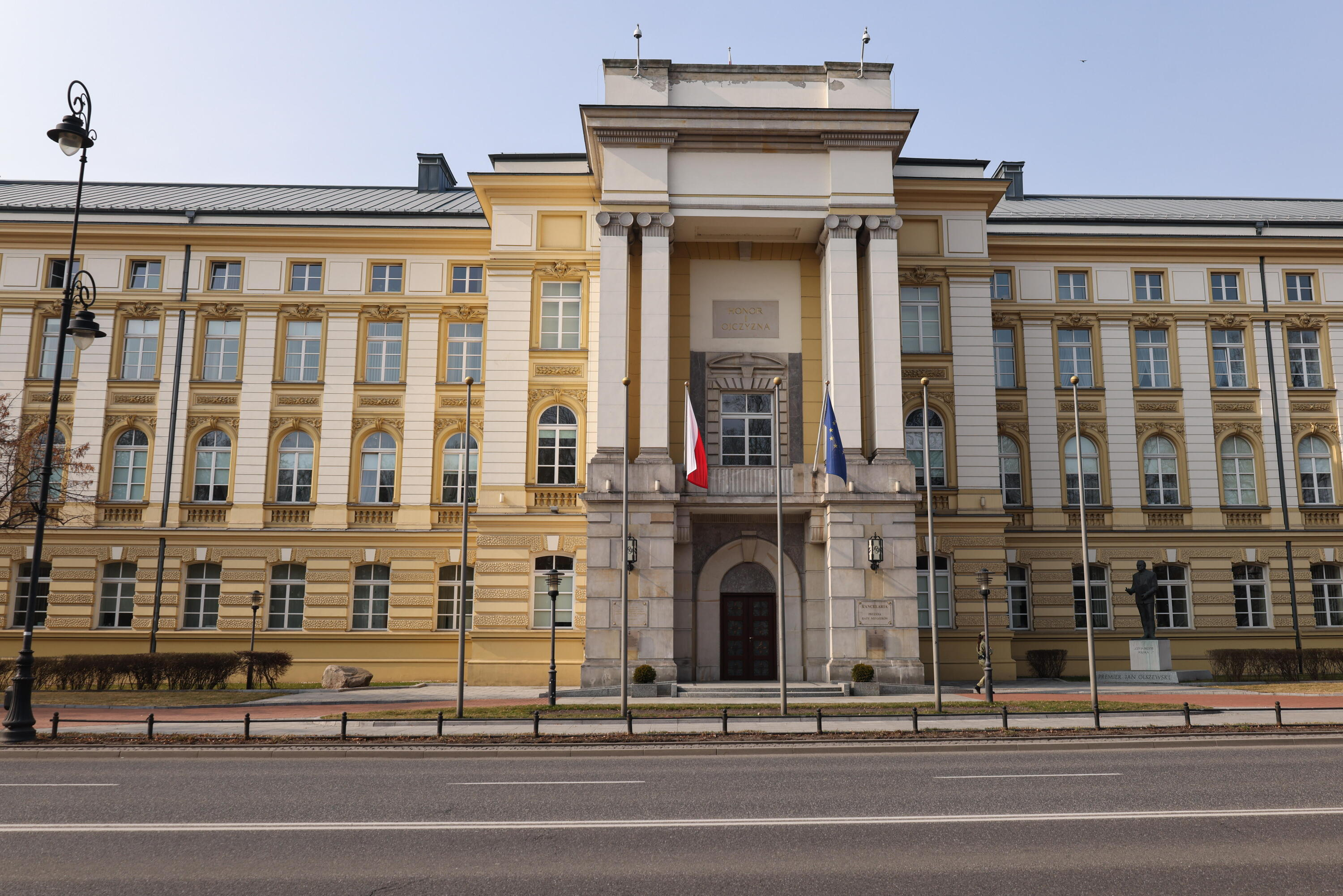 Kobieta z kanistrem przed KPRM: MSWiA dementuje zamach