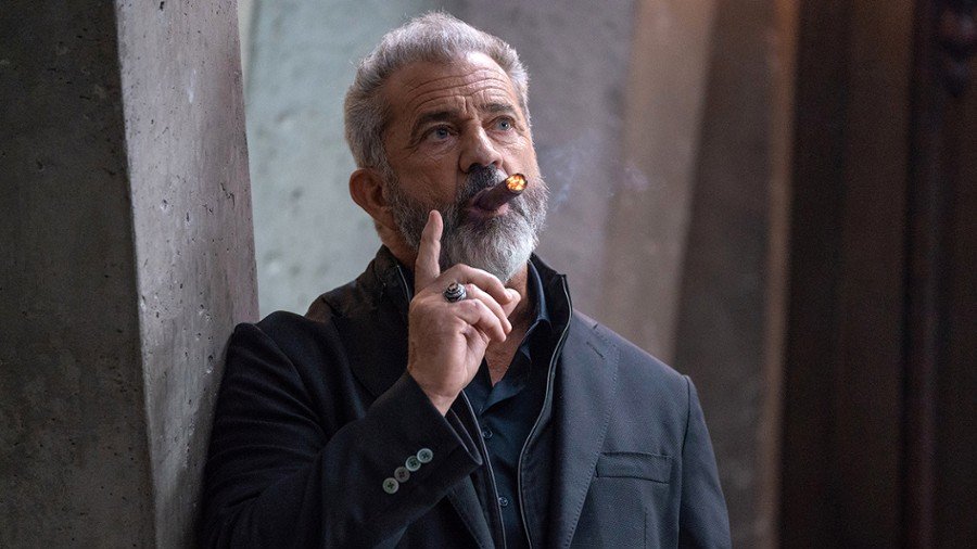 Mel Gibson jako pułkownik Clive Ventor w filmie "Poziom mistrza" (2021)