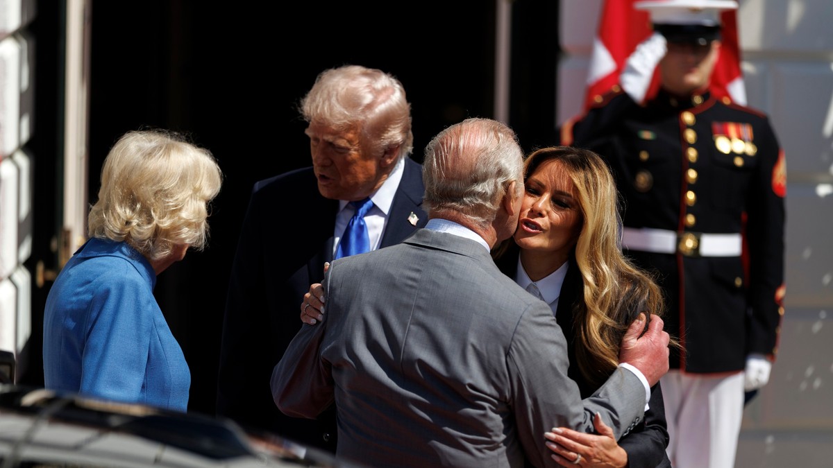 Kralj Čarls uhvatio Melaniju za nadlaktice, pa je prisno poljubio: Stručnjak za govor tela otkrio ovu skrivenu poruku