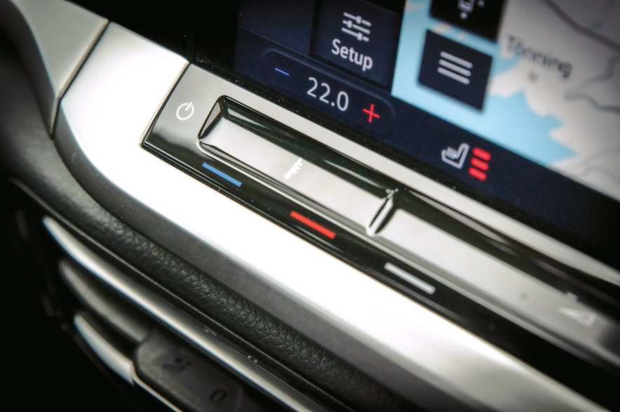 Ford Tourneo Connect 2022: tutaj widzicie je z bliska. To trochę pomaga: nad gładzikami klimatyzacji umieszczono pasek informacyjny na ekranie dotykowym.