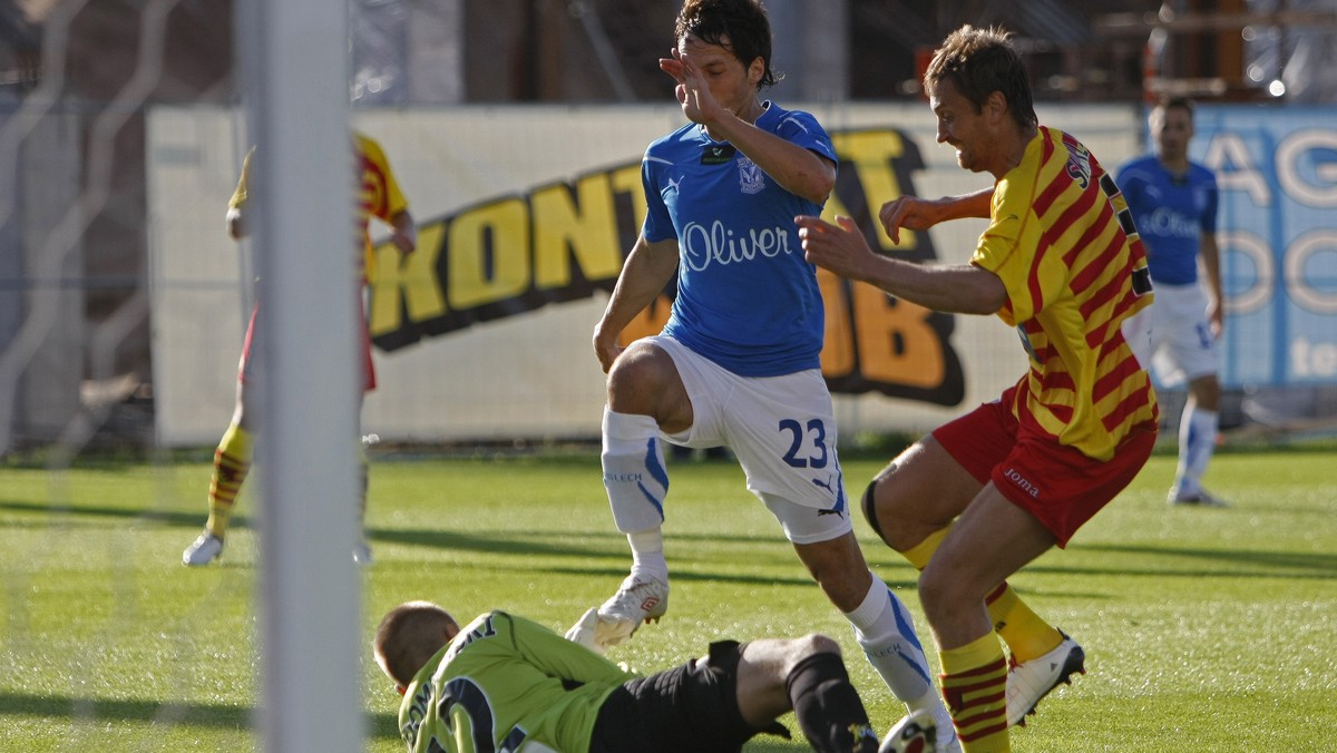 Jagiellonia pierwszy raz w historii zagra w ekstraklasie jako lider. Na boisku ze sztuczną trawą, przeciwko trenerowi, który tak jak Michał Probierz, fachu uczył się w Niemczech.